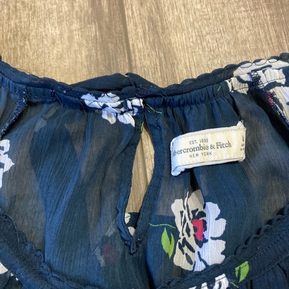 Abercrombie and Fitch women’s M floral lightweight cap sleeve blouse - Picture 3 of 6